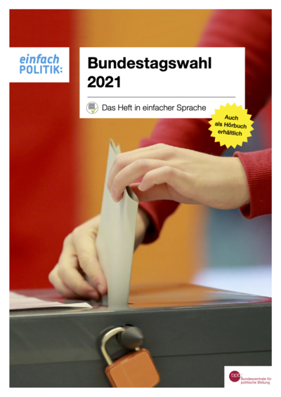 Auf dem Bild ist das Cover eines Heftes mit dem Titel "Bundestagswahl 2021" zu sehen. Links oben befindet sich das Logo "einfach POLITIK:". Unter dem Titel ist ein Hinweis zu finden, dass es sich um "Das Heft in einfacher Sprache" handelt, ergänzt durch ein Symbol, das ein Buch darstellt. Rechts neben diesem Hinweis ist ein gelbes Stern-Icon mit dem Text "Auch als Hörbuch erhältlich". Im unteren Bereich des Covers ist ein Foto abgebildet, auf dem eine Person in einem roten Pullover von hinten zu sehen ist, wie sie einen Wahlzettel in eine Wahlurne einwirft. Im unteren Rand des Bildes befindet sich das Logo der "bpb Bundeszentrale für politische Bildung".