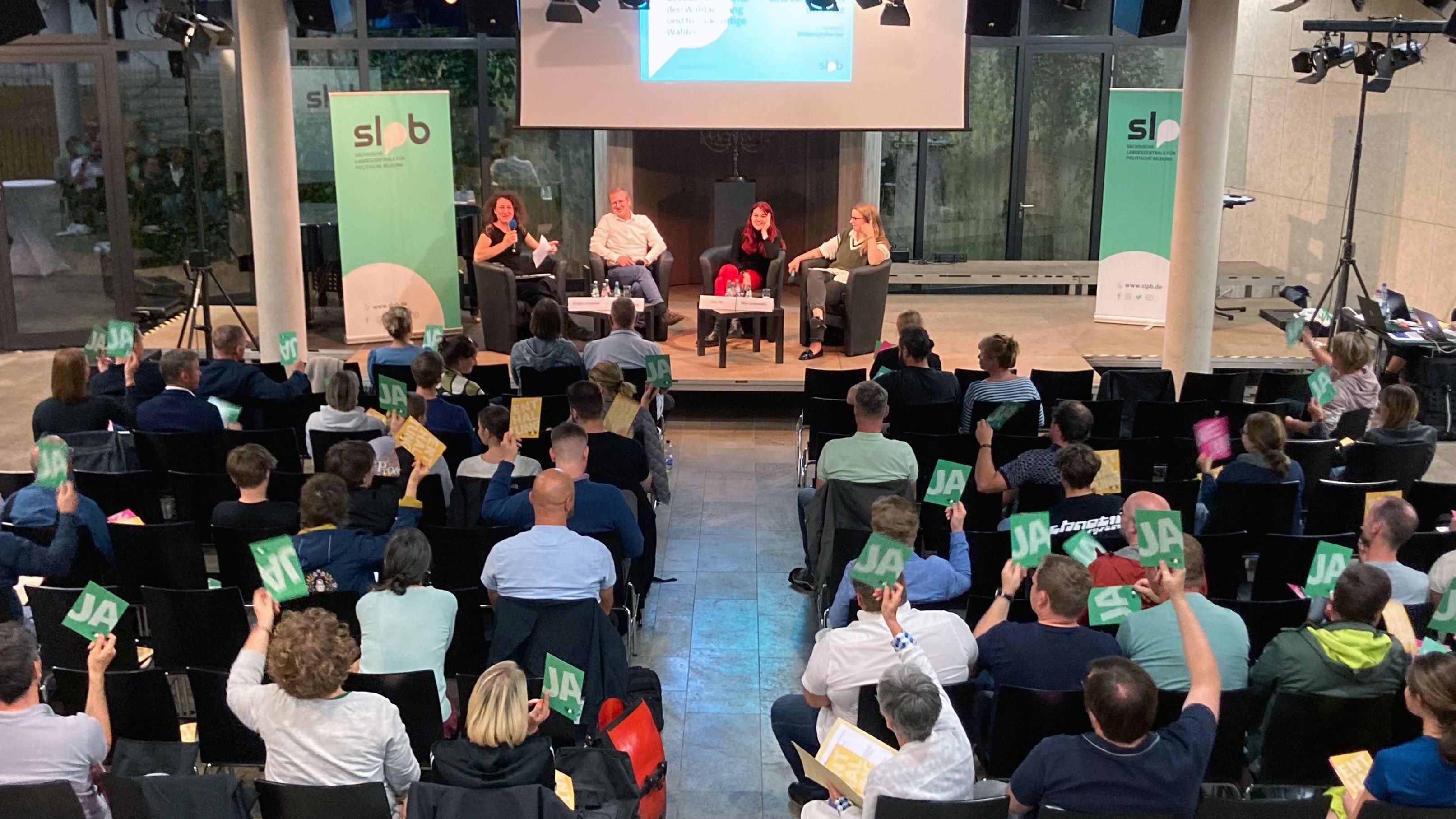 Podiumsdiskussion mit Dr. Johannes Kiess, Una Titz und Sina Laubenstein, moderiert von Kirsten Limbecker im Leipziger Ariowitsch Haus. 