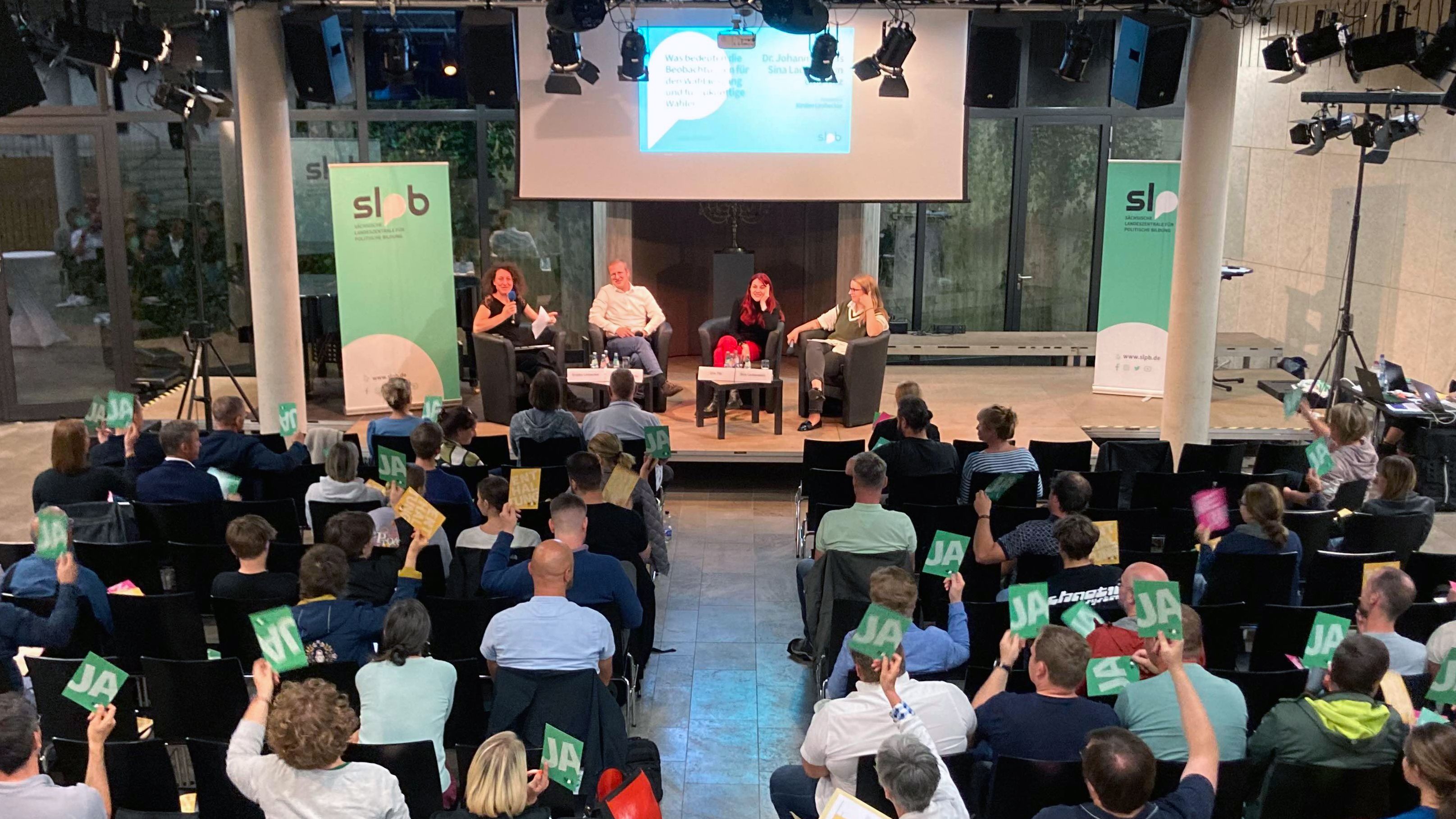 Podiumsdiskussion mit Dr. Johannes Kiess, Una Titz und Sina Laubenstein, moderiert von Kirsten Limbecker im Leipziger Ariowitsch Haus. 