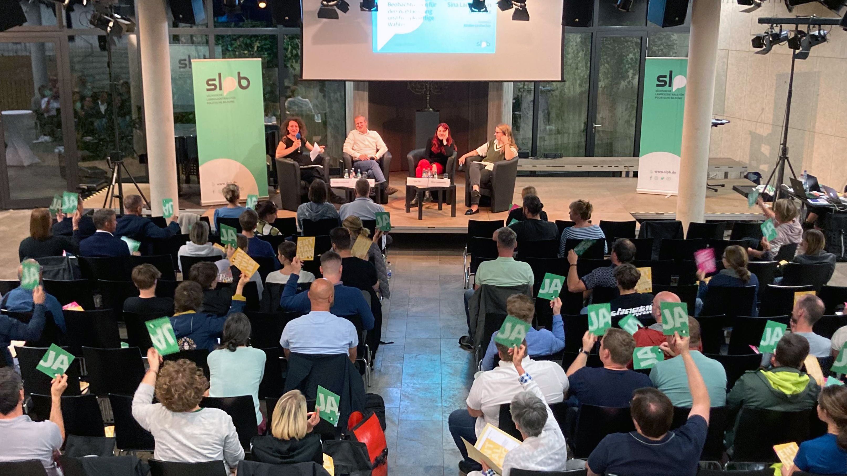 Podiumsdiskussion mit Dr. Johannes Kiess, Una Titz und Sina Laubenstein, moderiert von Kirsten Limbecker im Leipziger Ariowitsch Haus. 