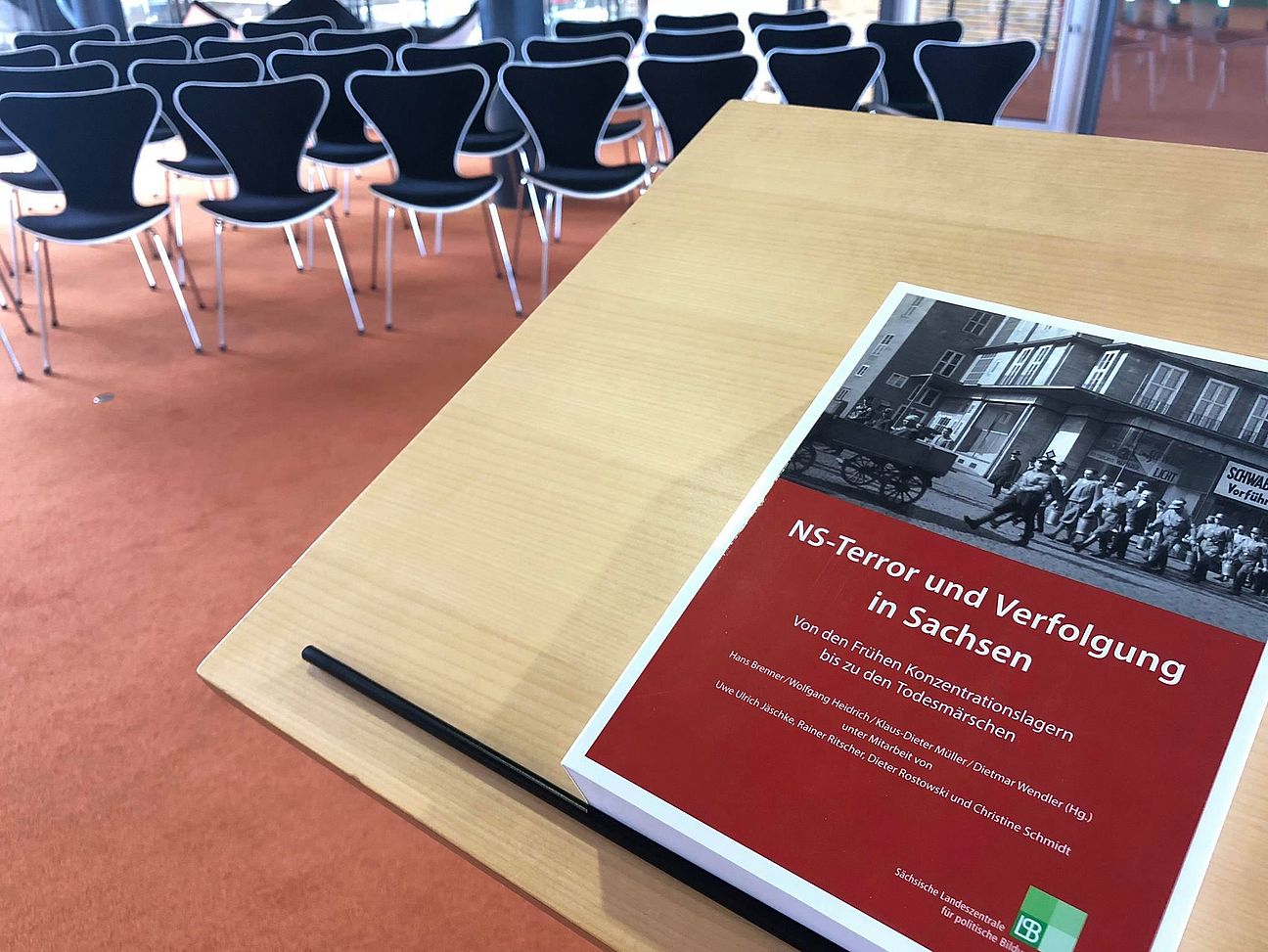 Buch auf Pult