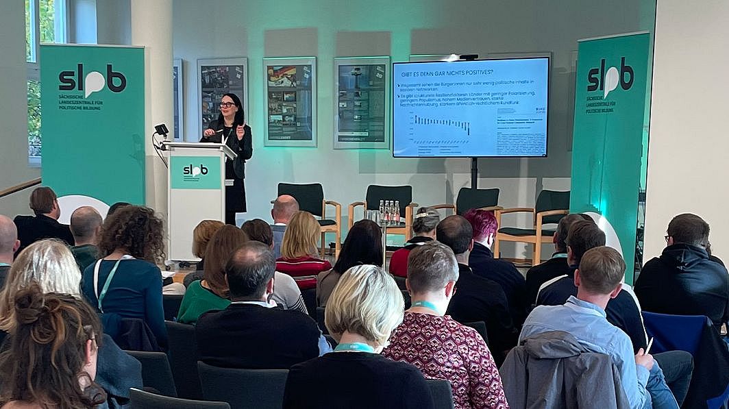 Prof. Dr. Ulrike Klinger auf der Bühne im Saal der Sächsischen Landeszentrale für politische Bildung, während Ihrer Keynote zum Fachtag Desinformation