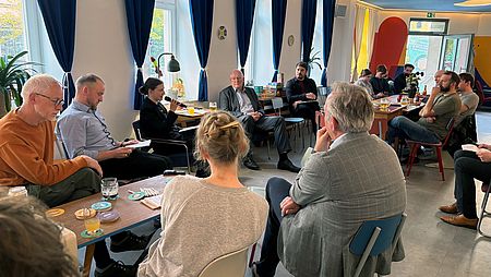 Teilnehmende sitzen in einer offenen Gesprächsrunde im U Brambory in Chemnitz und diskutieren gemeinsam mit Lilli Stoffel und Thomas Kleine-Brockhoff über disruptive Weltpolitik, Europa und internationale Sicherheit.