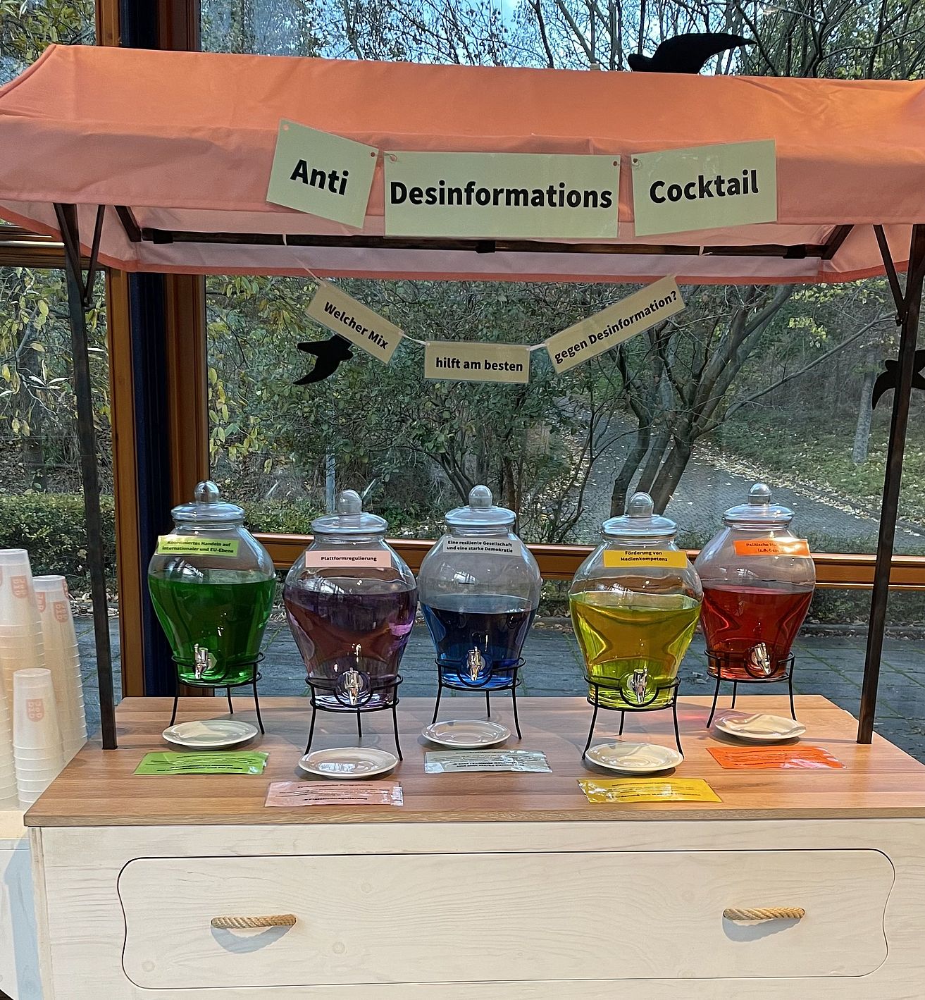 Gerüchteküche zum Mixen des Anti-Desinformations-Cocktails, Bild öffnet sich beim Anklicken vergrößert.