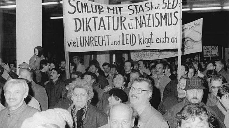 Stürmung der Stasi-Zentrale Normannenstraße Berlin, Foto: Thomas Uhlemann, Bundesarchiv Bild 183-1990-0116-013 / CC-BY-SA 3.0, CC BY-SA 3.0 de, Wikimedia Commons Verlinkung zu Die Besetzung der Staatssicherheitsbehörden