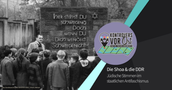 Schwarz-Weiß-Bild einer Schulklasse vor einem Holocaust-Denkmal auf dem jüdischen Friedhof in Berlin.