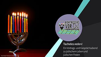 Menora mit bunten Kerzen.