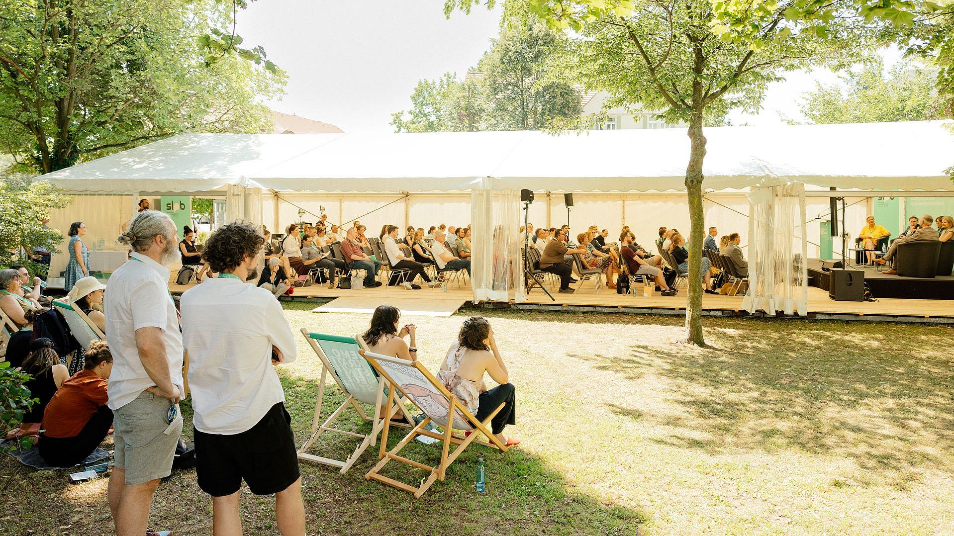 Vertreterinnen und Vertreter aus politischer, historischer und kultureller Bildung begangen bei der SLpB-Partnerkonferenz am 25. Juni bei heißen Temperaturen zwei Jubiläen: 35 Jahre Landeszentrale und 50 Jahre Beutelsbacher Konsens.
