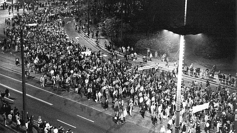 Bundesarchiv Bild 183 1989 1023 022 Leipzig Montagsdemonstration Verlinkung zu Film: Orte der Friedlichen Revolution in Sachsen