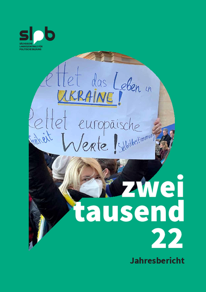 SLpB Jahresbericht Cover 2022 Cover des Jahresberichts der SLpB mit dem Titel "zweitausend22. Jahresbericht." Auf dem Cover ist eine Frau zu sehen, die ein Schild in blau-gelb mit der Aufschrift "Rettet das Leben in Ukraine! Rettet europäische Freiheit Werte Selbstbestimmung! Bei Klick Download des Jahresberichts als PDF.