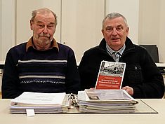 N S Zwangsarbeit 09 Foto der Autoren Dr. Klaus Dieter Müller (sitzend links) und Dietmar Wendler (sitzend rechts). Bei Klick gelangen Sie zu einem Blogbeitrag.