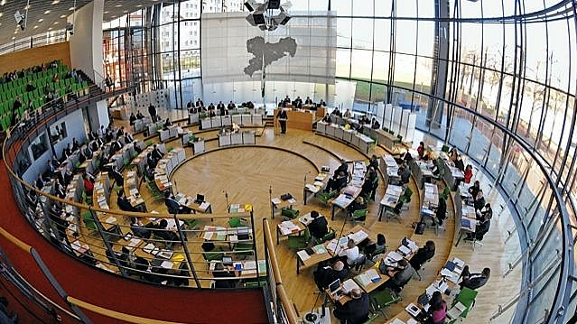 Sächsischer Landtag, Blick ins Plenum, Foto: Steffen Giersch, Sächsischer Landtag Verlinkung zu Sachsen seit der Wiedervereinigung