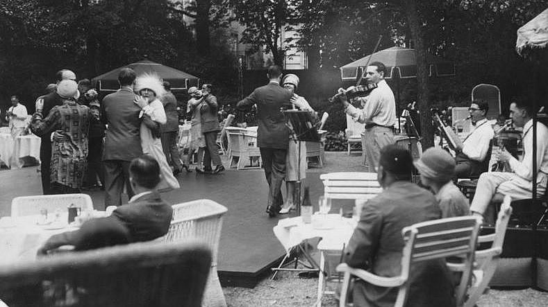 Die „Goldenen Zwanziger“: Tanztee mit Jazzband, Berliner Hotel Esplanade 1926, Bundesarchiv Bild 183-K0623-0502-001 Verlinkung zu 1918 bis 1933
