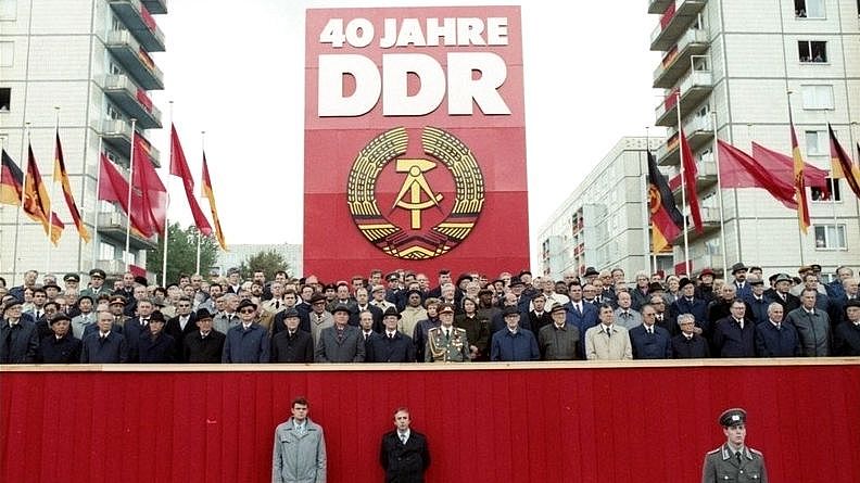 Feierlichkeiten am 7. Oktober 1989, dem 40. Jahrestag der DDR, Ehrengäste, Bundesarchiv Bild 183-1989-1007-402, Wikimedia Commons Verlinkung zu Erosion des Machtapparates und Ende der SED-Diktatur