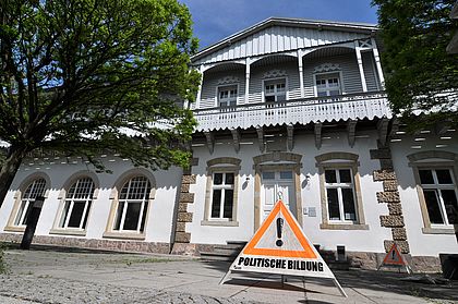 Sächsische Landeszentrale für politische Bildung Vor der SLpB steht ein Baustellen-Schild mit der Aufschrfit "! Politische Bildung". Bei Klick vergrößert sich das Bild.