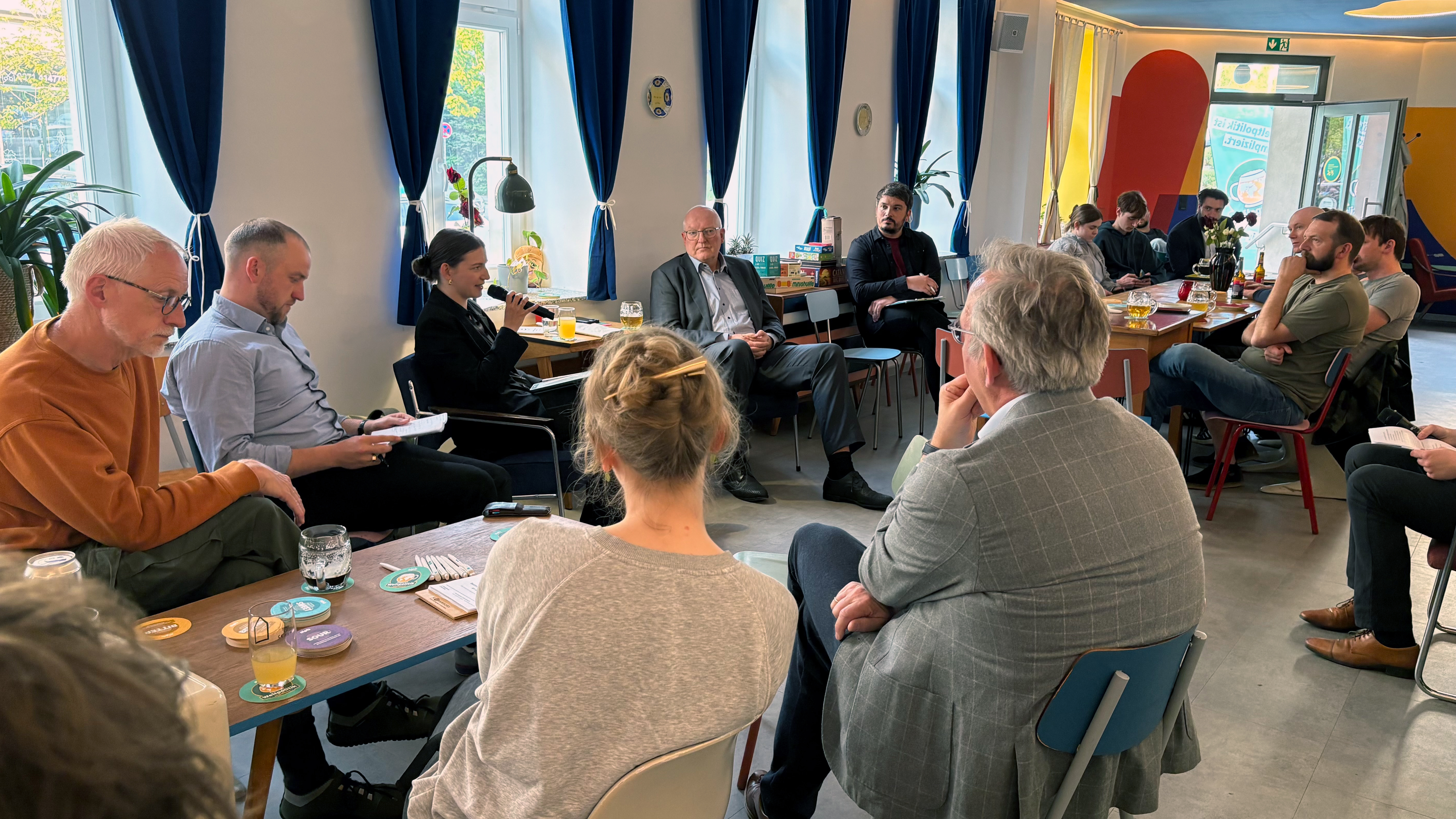 Teilnehmende sitzen in einer offenen Gesprächsrunde im U Brambory in Chemnitz und diskutieren gemeinsam mit Sofie Lilli Stoffel und Thomas Kleine-Brockhoff über disruptive Weltpolitik, Europa und internationale Sicherheit.