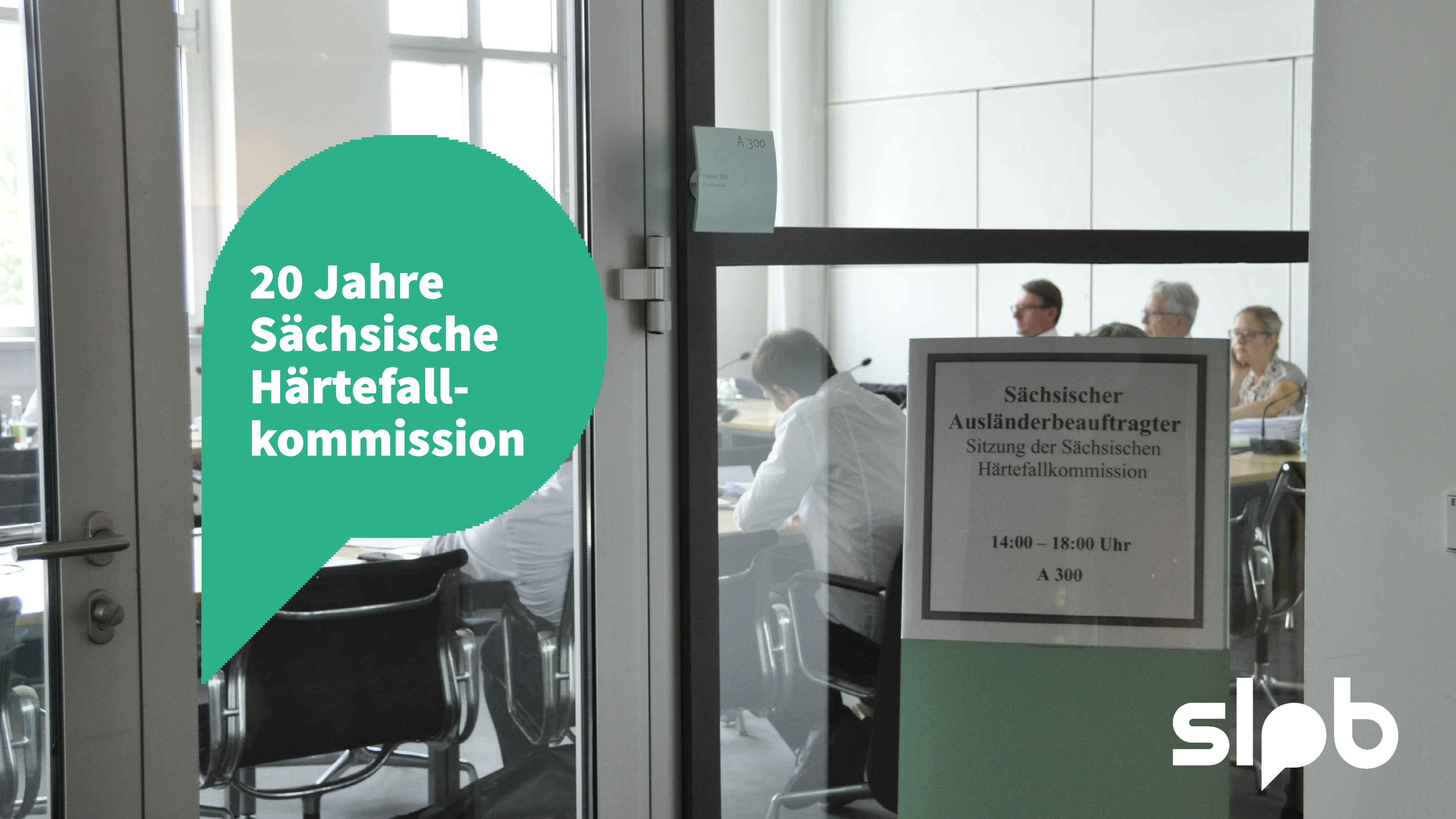 Büro mit Personen in Besprechung, Tür mit Schild 'Sächsischer Ausländerbeauftragter Härtefallkommission' und Text '20 Jahre Sächsische Härtefallkommission'