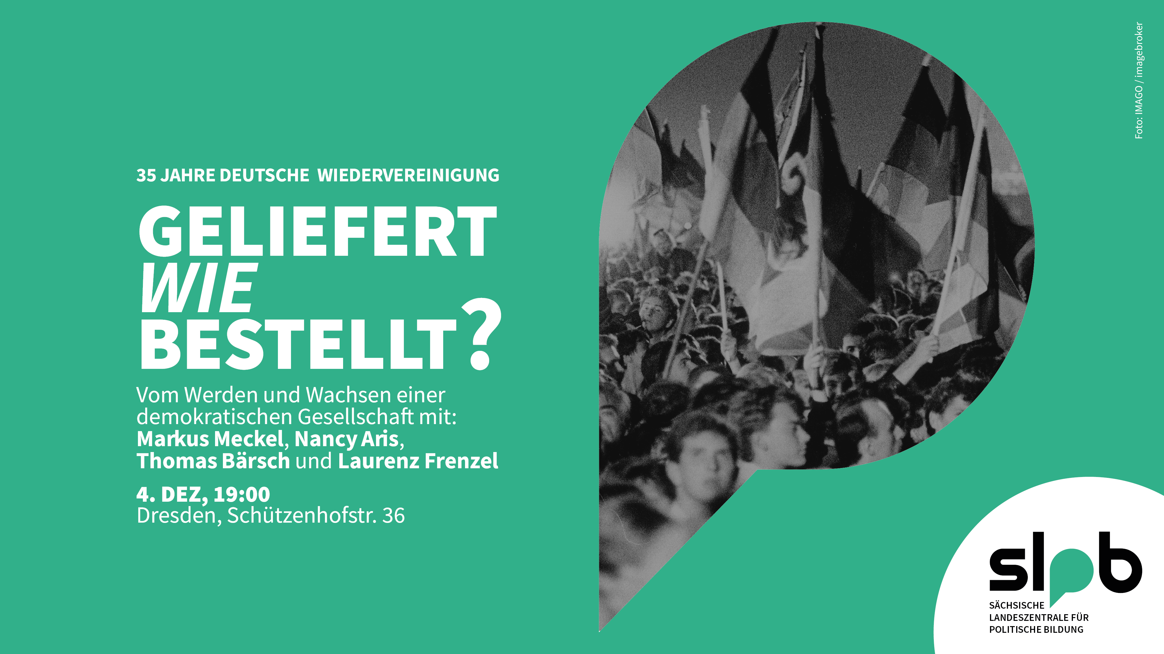 Schwarz-weiße Aufnahme einer Menschenmenge mit mehreren Fahnen, daneben Text zu einer Veranstaltung über 35 Jahre Deutsche Wiedervereinigung.