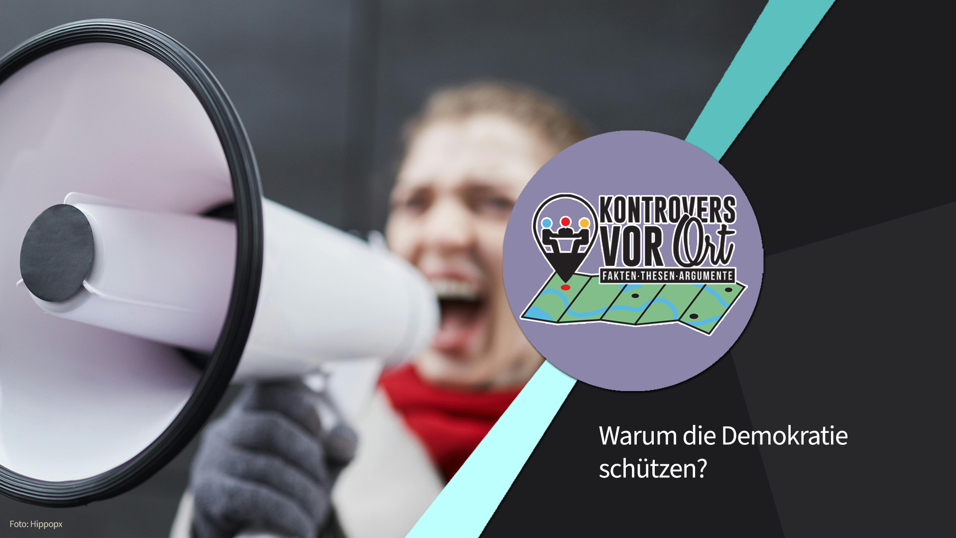Eine junge Frau schreit in ein Megafon.
