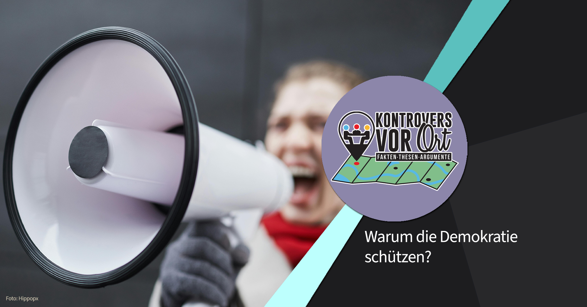 Eine junge Frau schreit in ein Megafon.
