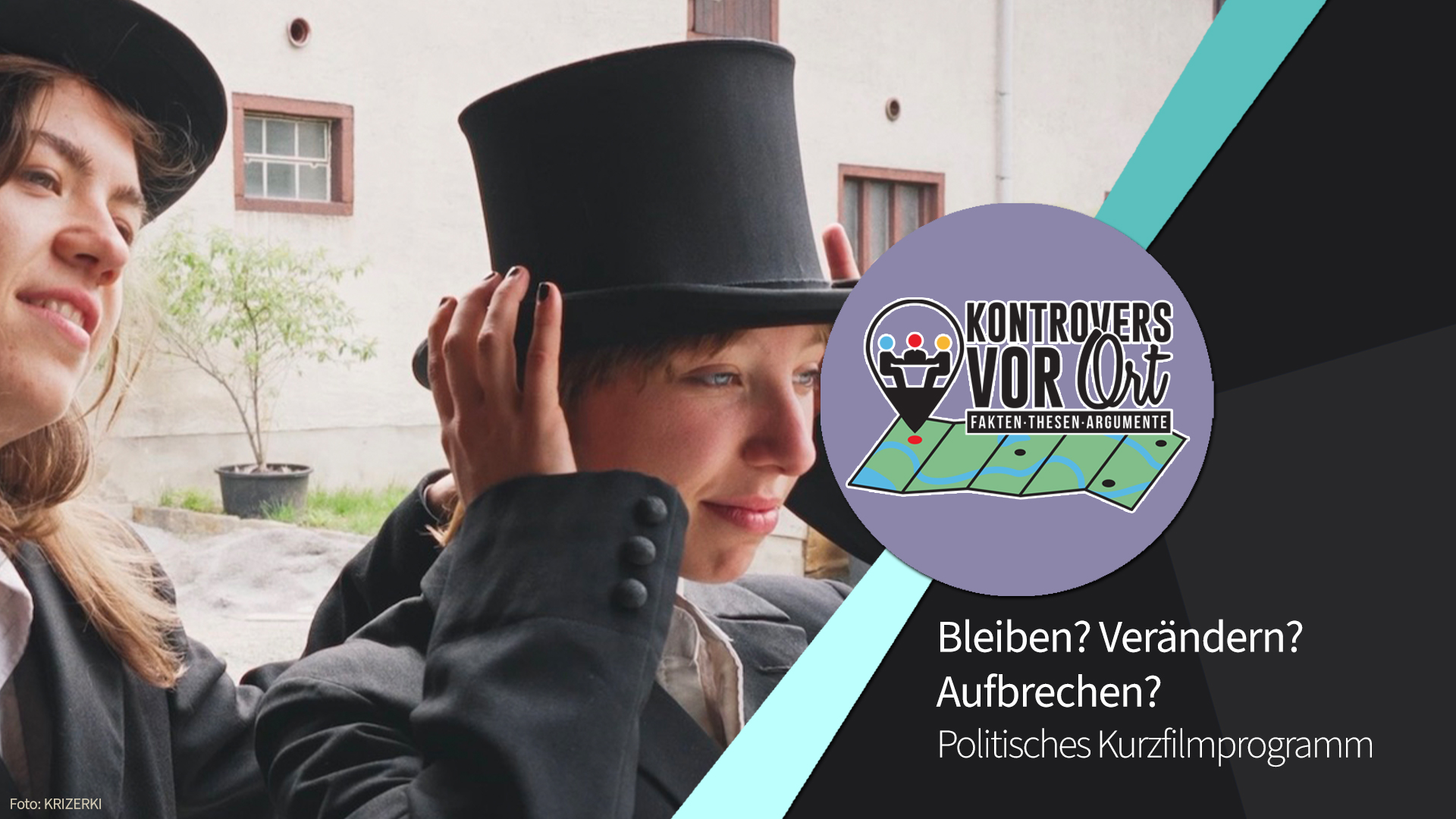 Zwei junge Frauen in der Tracht der sorbischen Osterreiter.