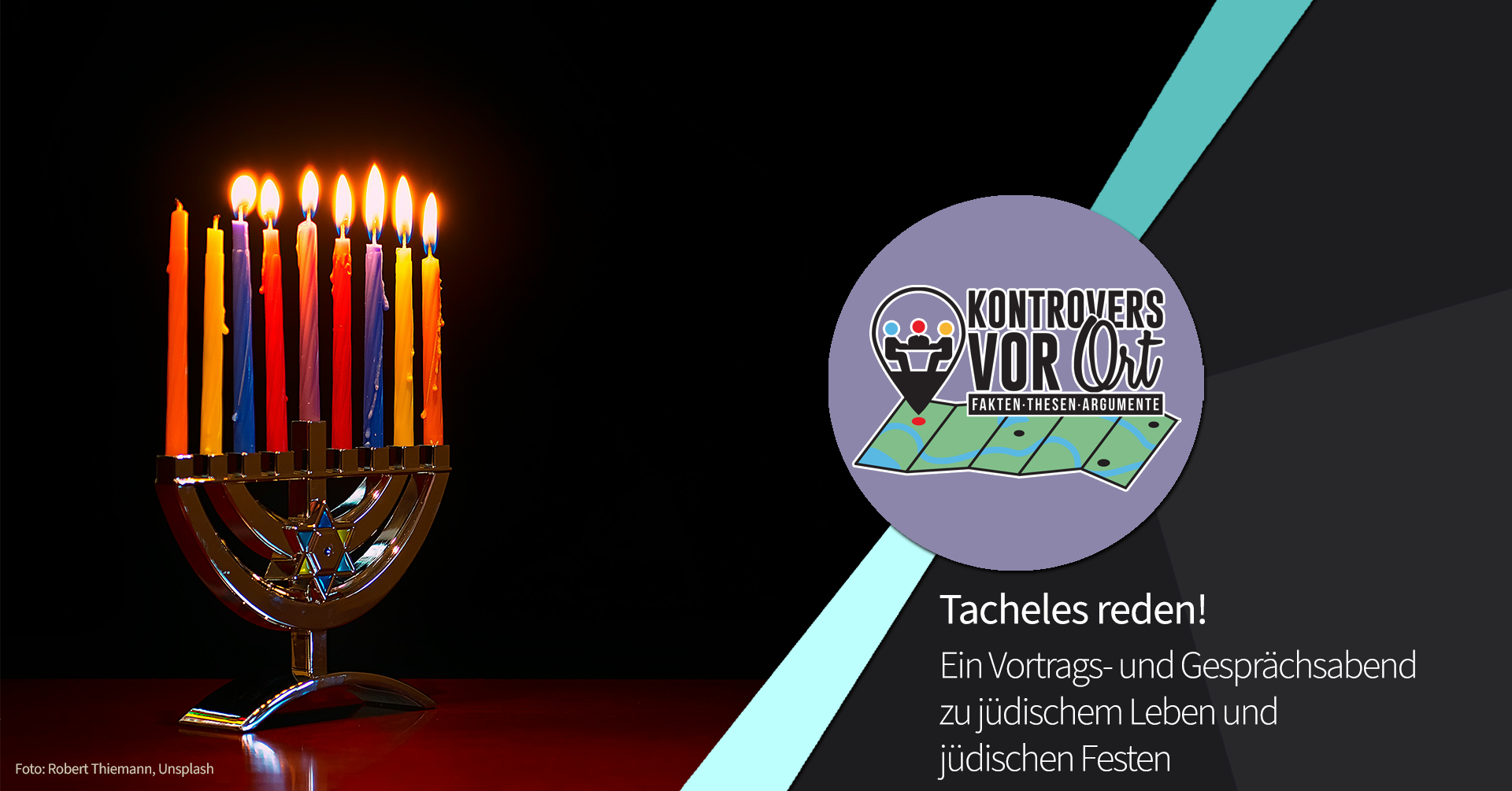 Menora mit bunten Kerzen.